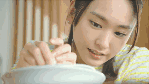 深夜不眠的年轻人，不是在刷抖音，就是在看日本泡面广告…